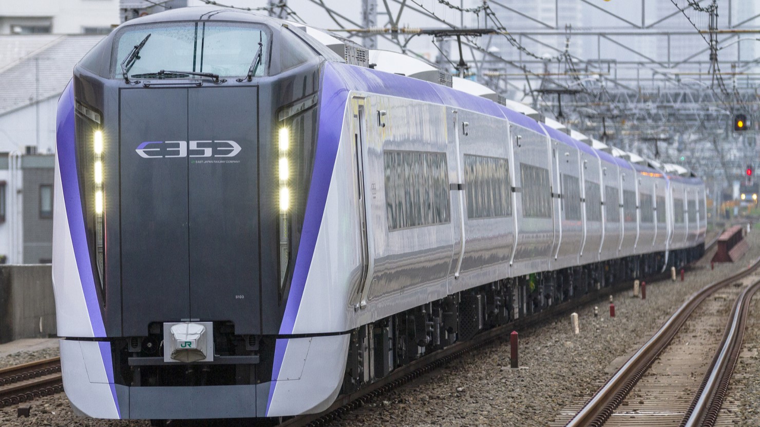 特急列車JR新宿駅まで約1時間で行ける