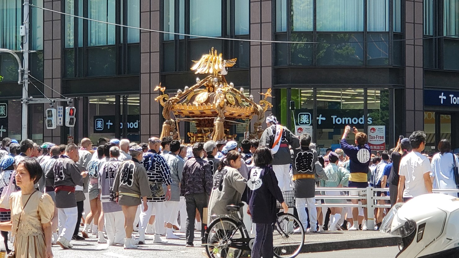 鐵砲洲稲荷神社例大祭（銀座をお神輿が通る様子）