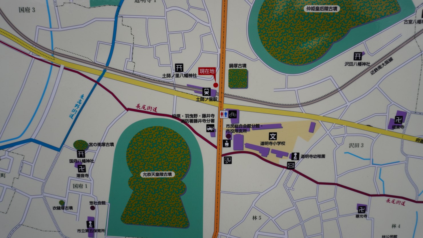 この町における古墳の存在感は駅前の地図を見るだけでもわかる