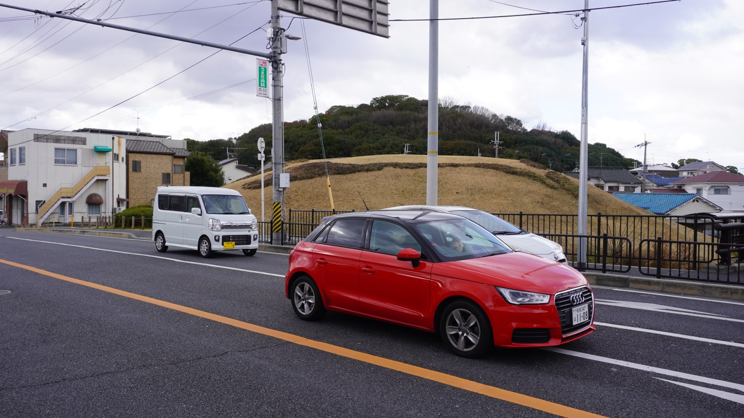 道路を挟んで向こう側に見えるこんもりとした丘のようなところが古墳
