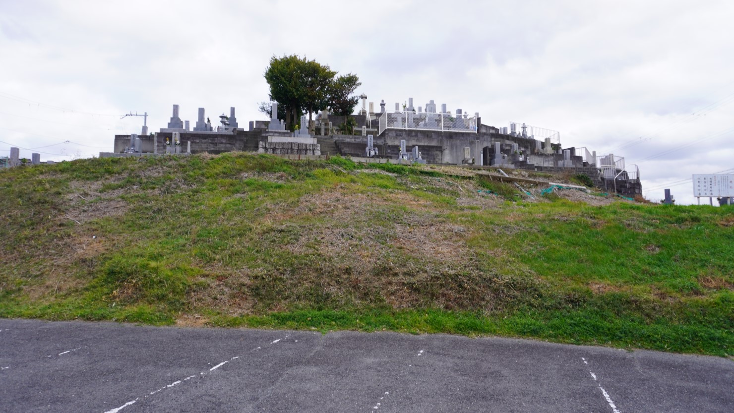 後半戦で立ち寄った、藤井寺のお隣、柏原市にある玉手山2号墳は墓on墓（古墳）の新旧折衷スタイルが面白い