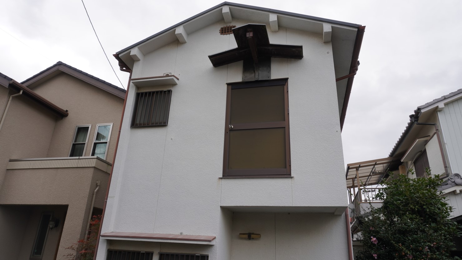 シオプロの大好物「トマソン」（©赤瀬川源平）。不自然な位置に設置されたドアに一同大興奮