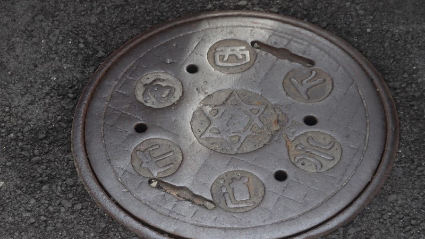 東灘区深江駅近所某所にて普段から使われている西宮市水道のマンホールの蓋 