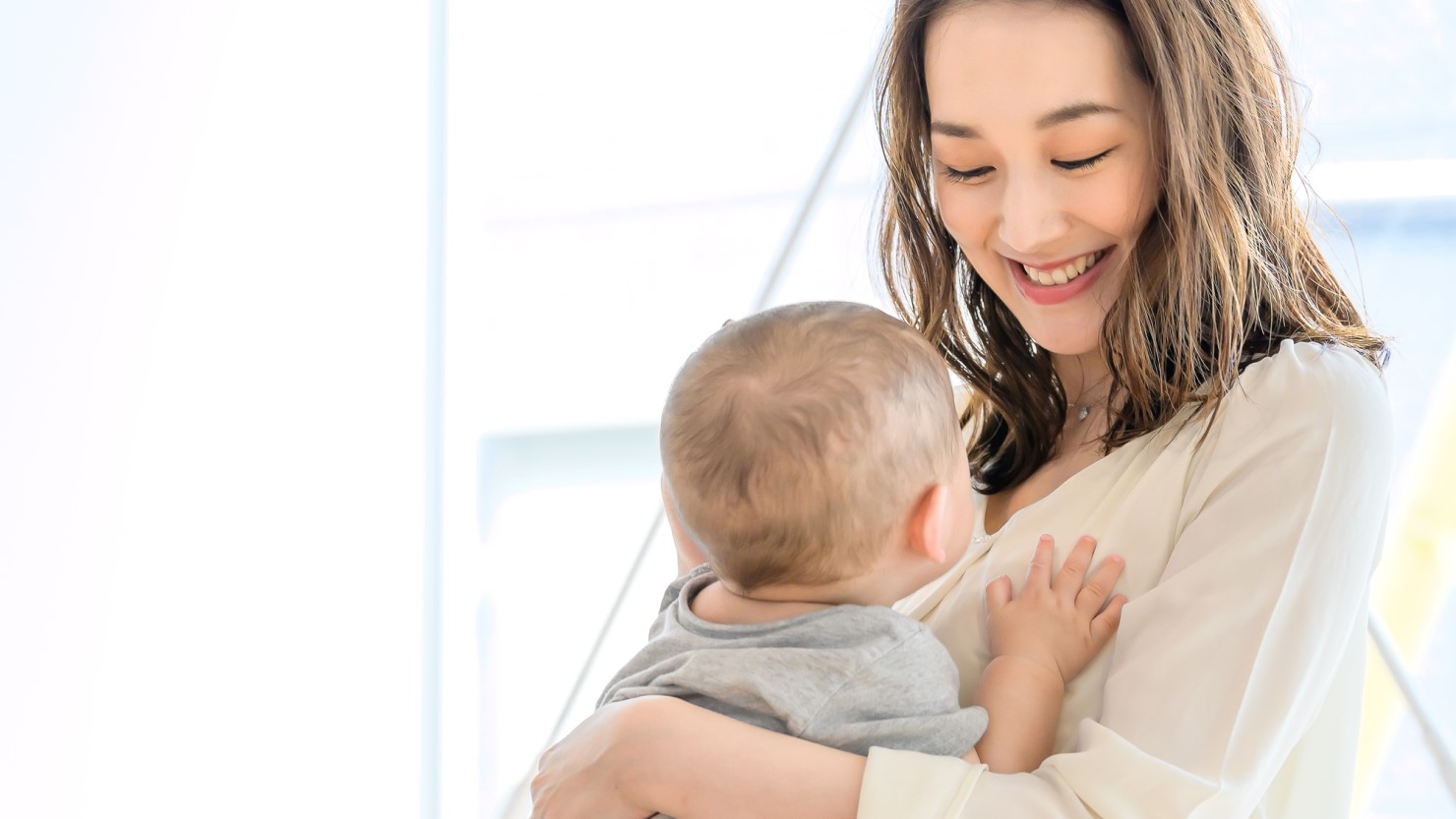 乳児をあやす母親のイメージ