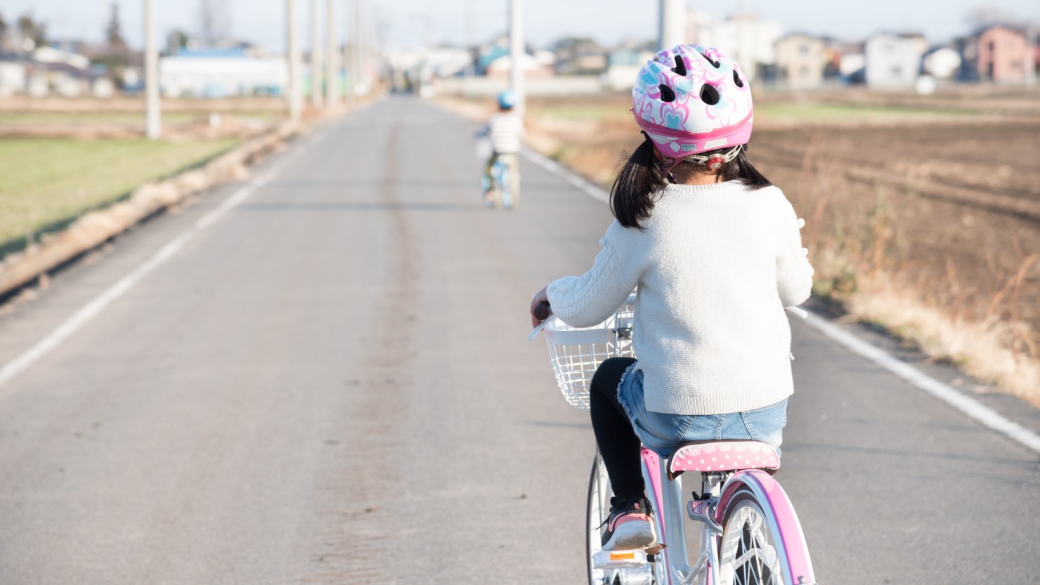 ヘルメットをして自転車に乗る子ども