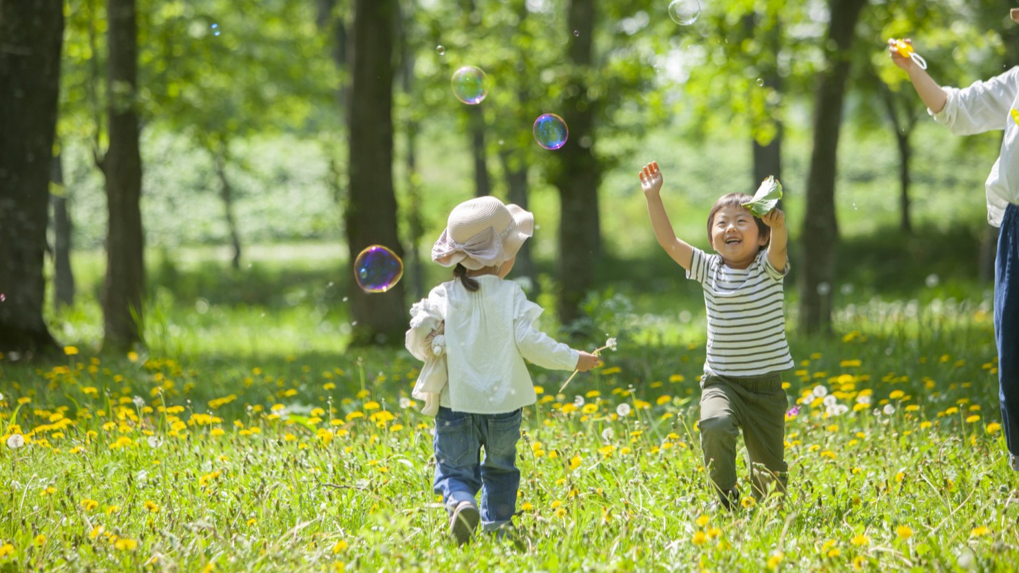 シャボン玉で遊ぶ子どもたち