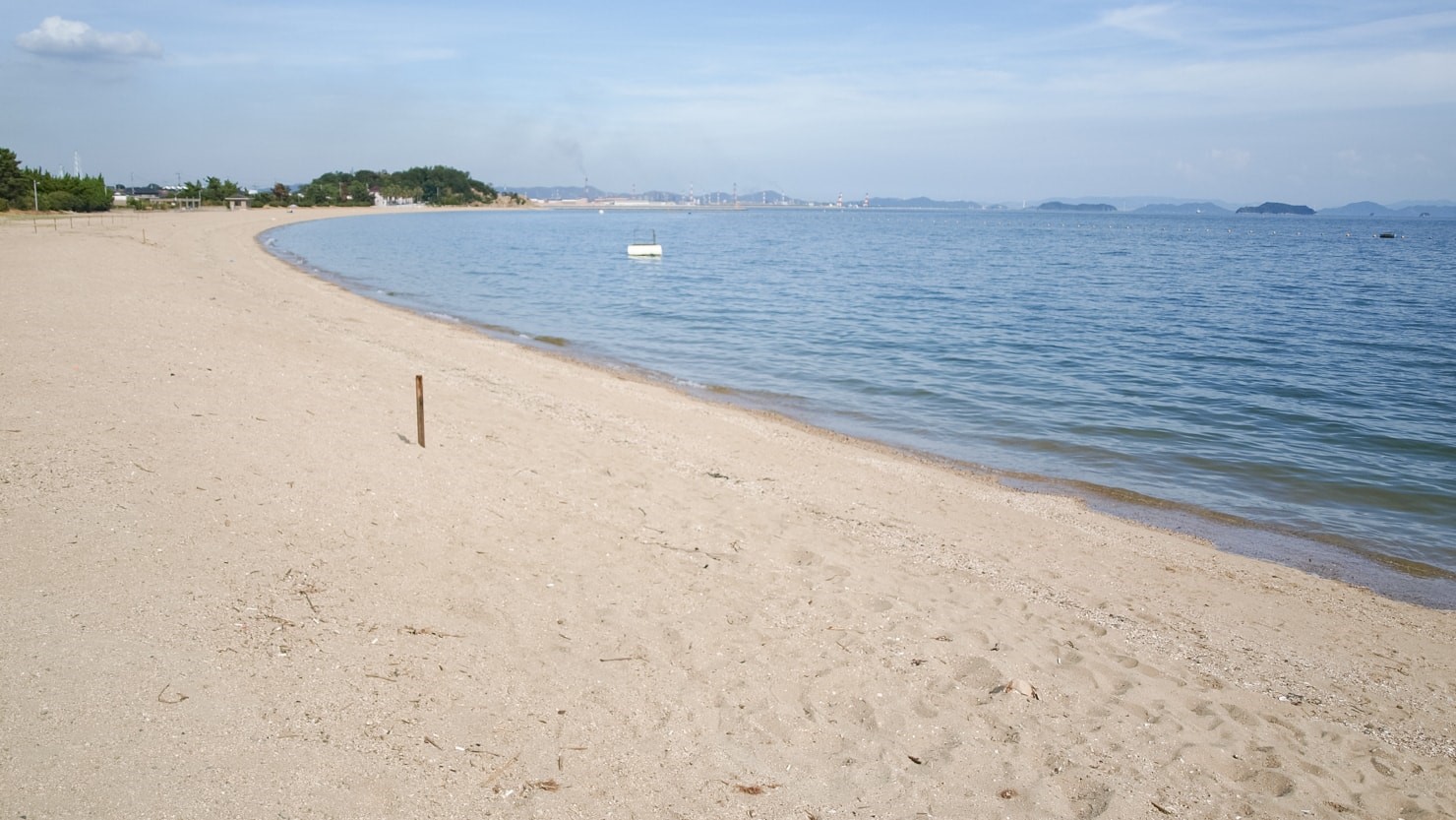 沙美海岸の風景。日本の渚百選のひとつで、日本最古の海水浴場として知られる