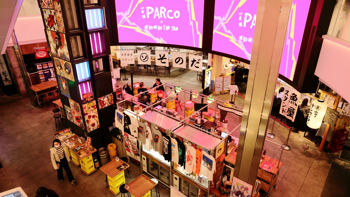 現在、古谷さんが拠点とするPARCOのネオン食堂街。中央に見えるのがTANK酒場。