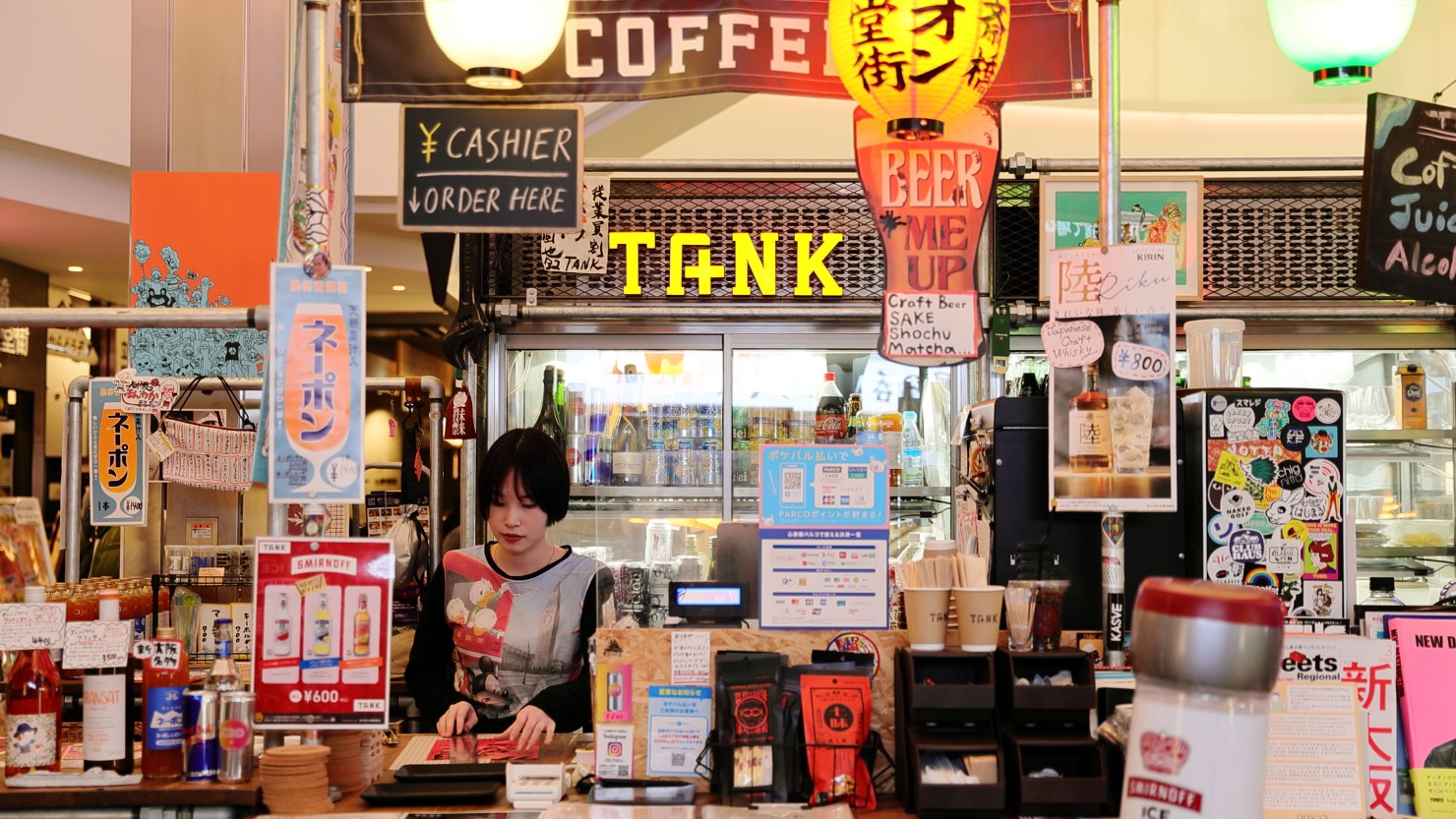 お酒はこちらのカウンターで注文を。日々、付き合いのあるさまざまなジャンルの人がお客として、時にはDJとしてTANK酒場を訪れる。