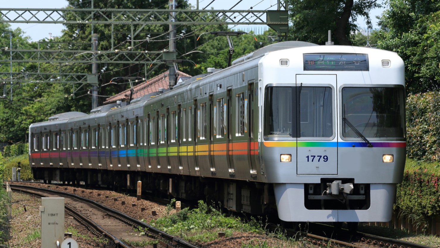 京王井の頭線 レインボーカラーラッピング