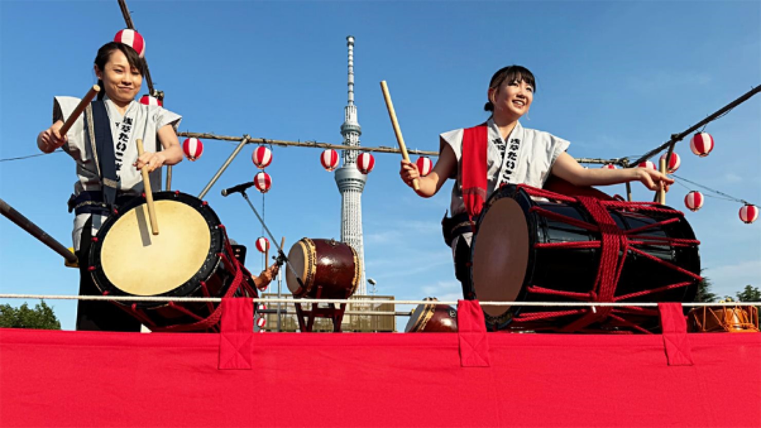 浅草の和太鼓チームによる演舞　© 鈴木博美