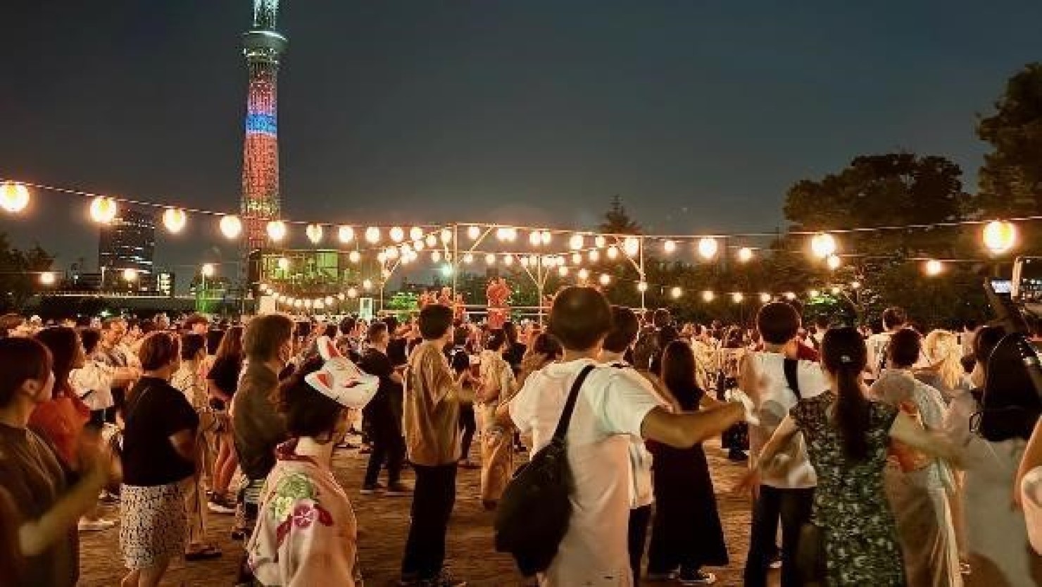 盆踊りには外国の方々も参加して国際色豊か　© 鈴木博美