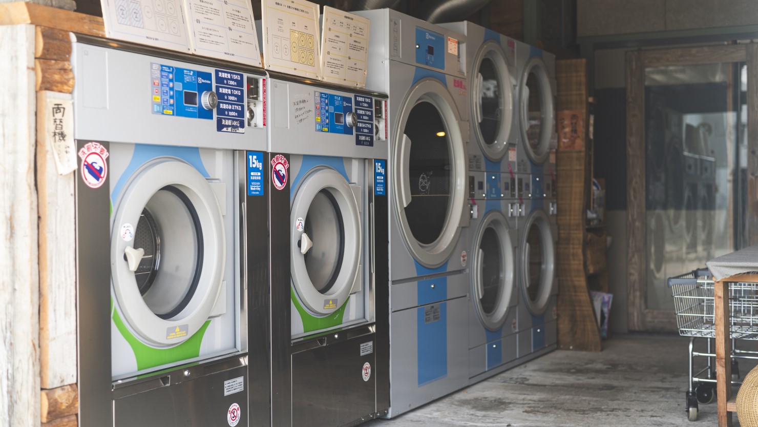 コインランドリーは24時間年中無休。北欧スウェーデンに本社を置くElectrolux社の最新機器は、ドラム内でたたき洗い・もみ洗いを行い、落ちにくい汚れもしっかり落とします