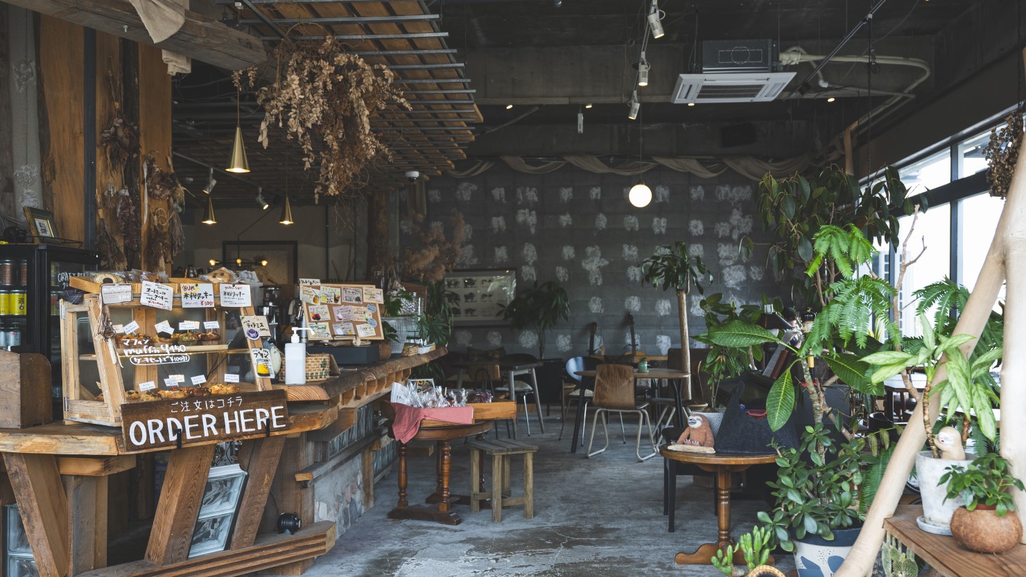 店内はハレのスタッフ、近畿大学や大阪産業大学の建築学部の学生と共にDIYで改装