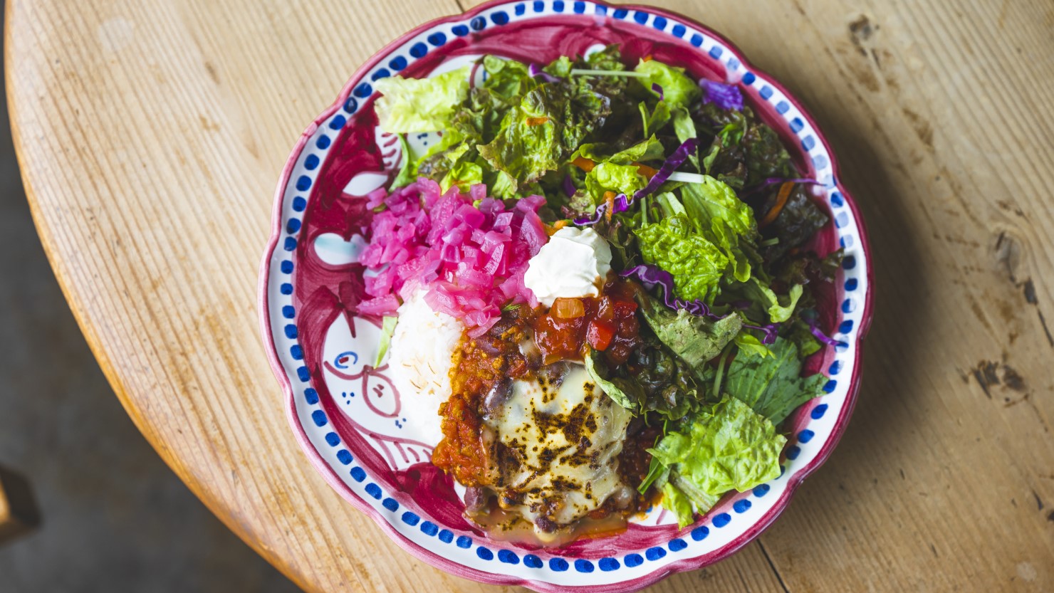 パニーニなどの軽食からカレーなどのがっつり系まで、食事メニューも充実。おやさいメキシカンライス（1,200円）