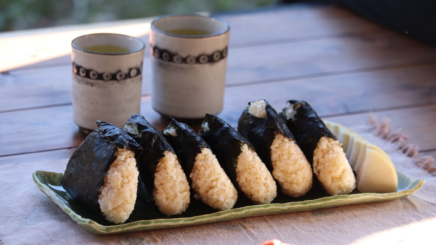 縁側でおにぎりを食べるのも気持ちがよい
