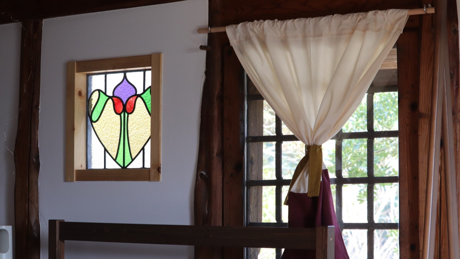 私たちの宿にあるステンドグラスと手作りしたカーテン