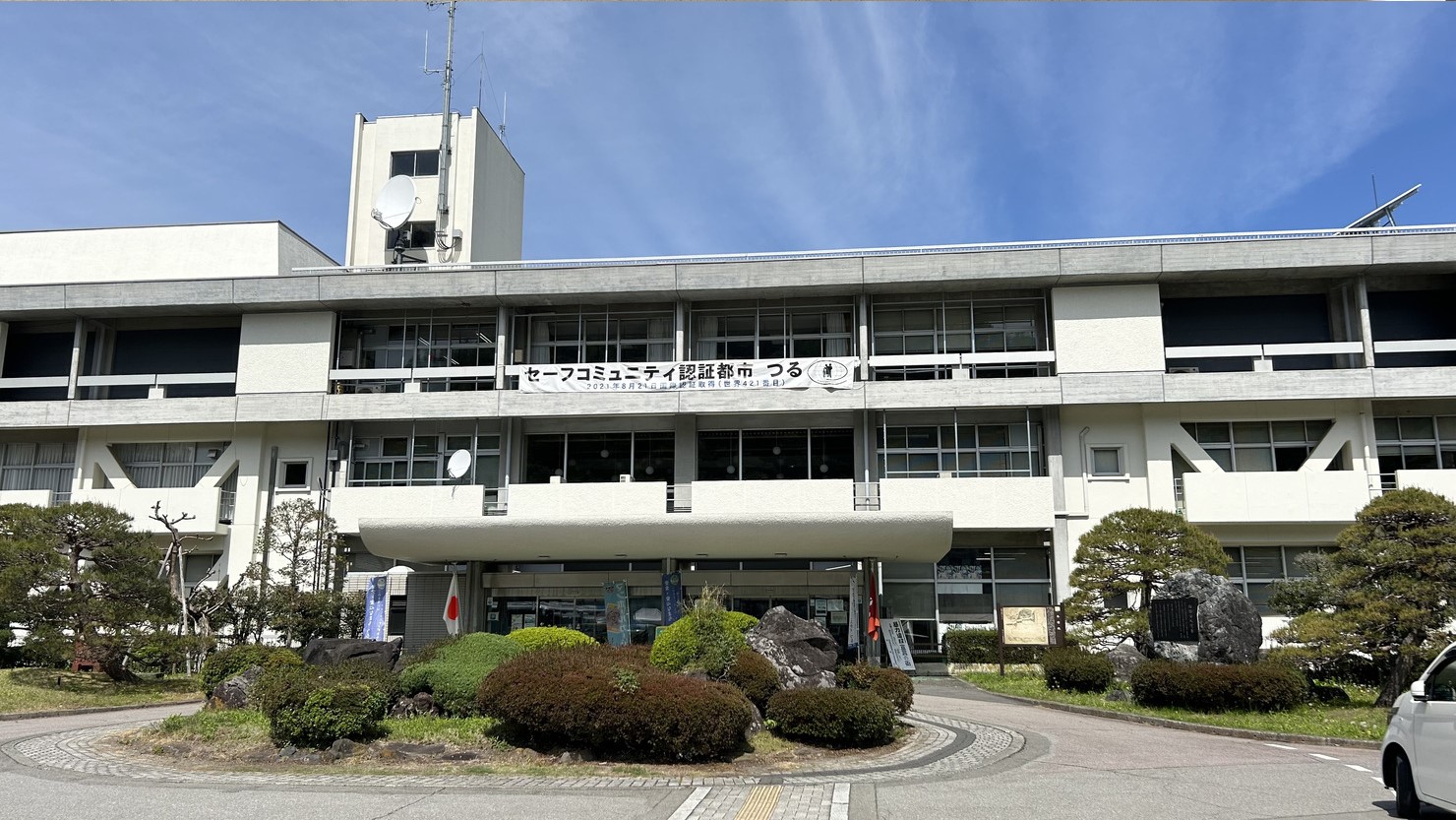 都留市役所。子育て世帯に向けた制度も充実