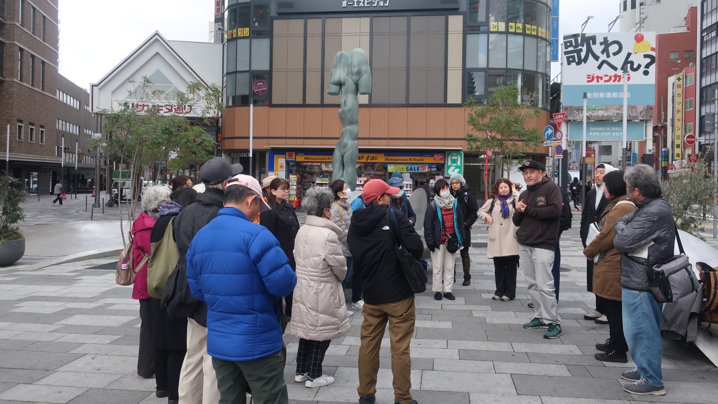 写真中央、新谷琇紀（しんたに ゆうき）作の彫像「AMORE」は“パイ山”時代の名残