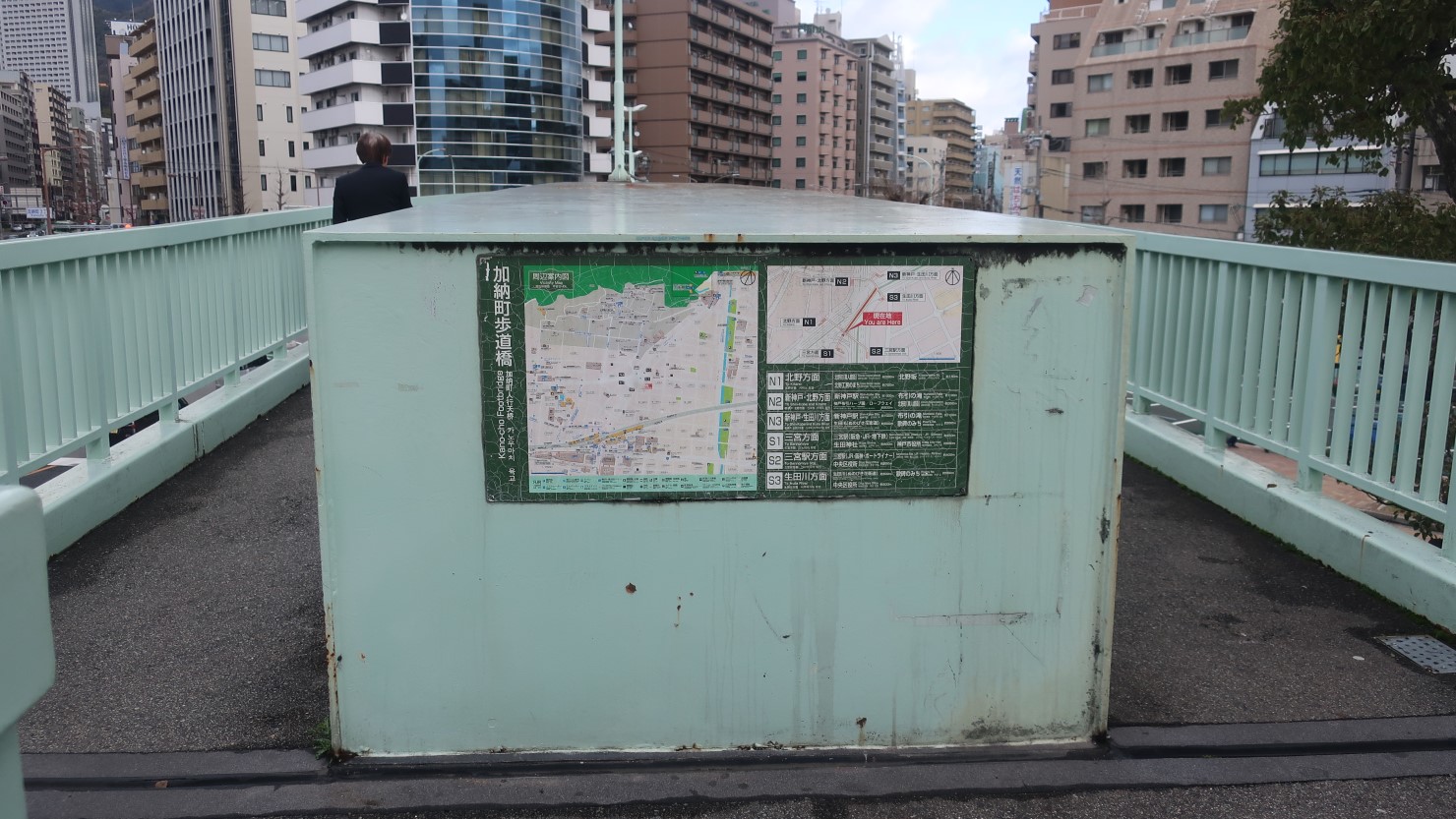 写真中央は逆梁（さかばり）と呼ばれる構造体。歩道橋の下に設けると大型トラックの通行の妨げとなるため、歩道橋上に設けられている