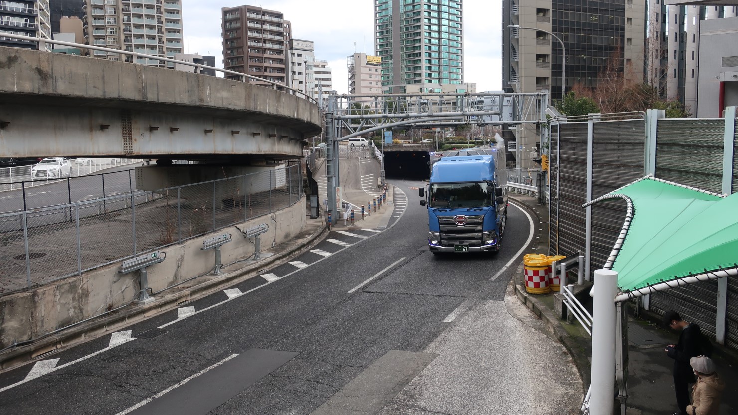 山麓バイパスのトンネル前、隠されたように写真右下のバス停がある