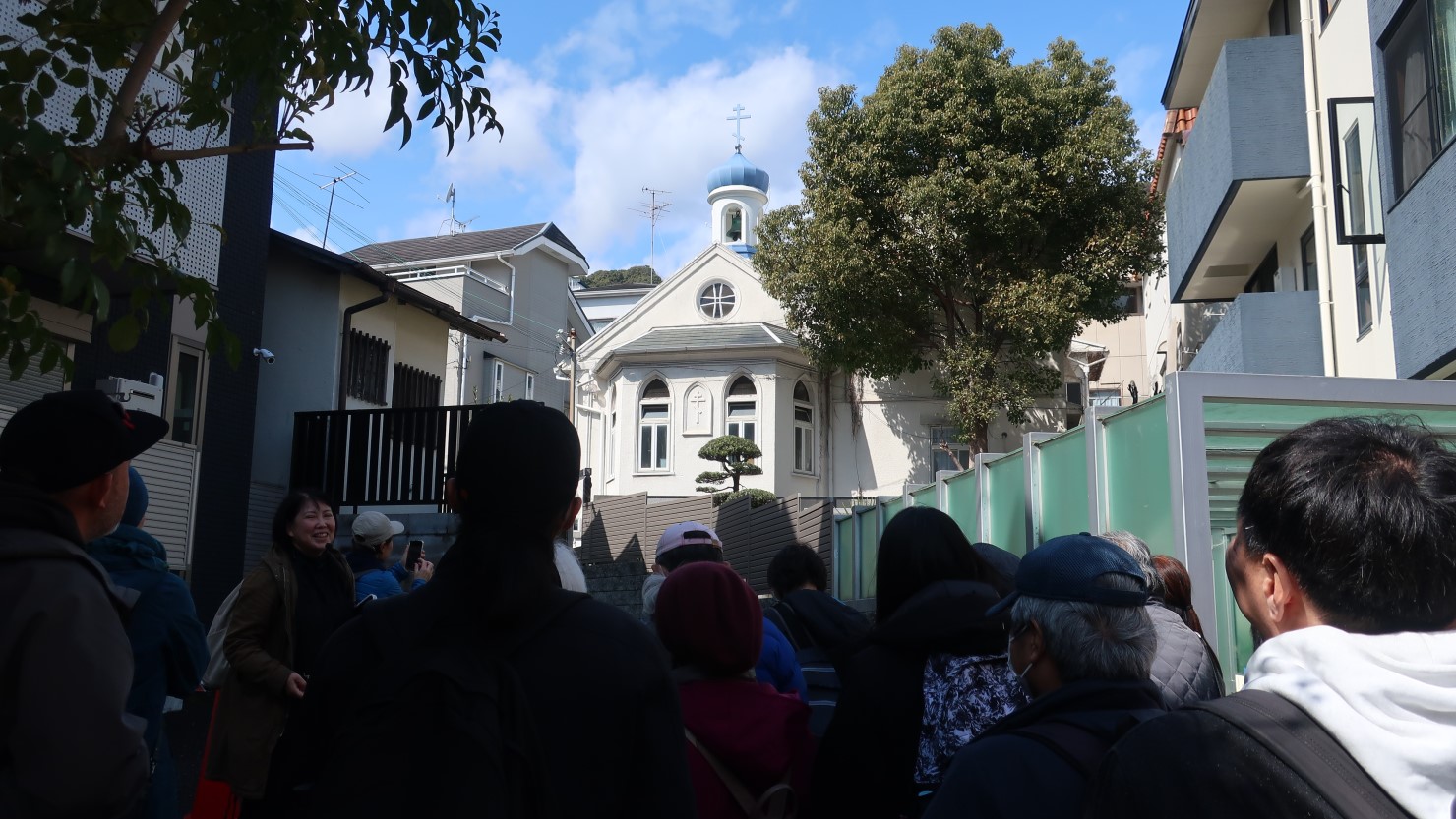 正教会はキリスト教の一派で、十字架に横棒がもう1本入った「八端十字架」は正教会の印