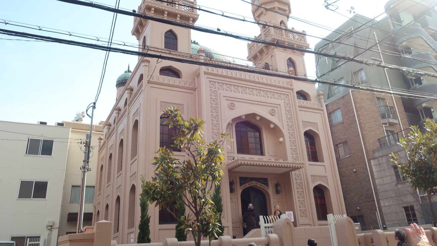 イスラム教徒ではなくても内部を見学できて、少人数の場合は予約不要