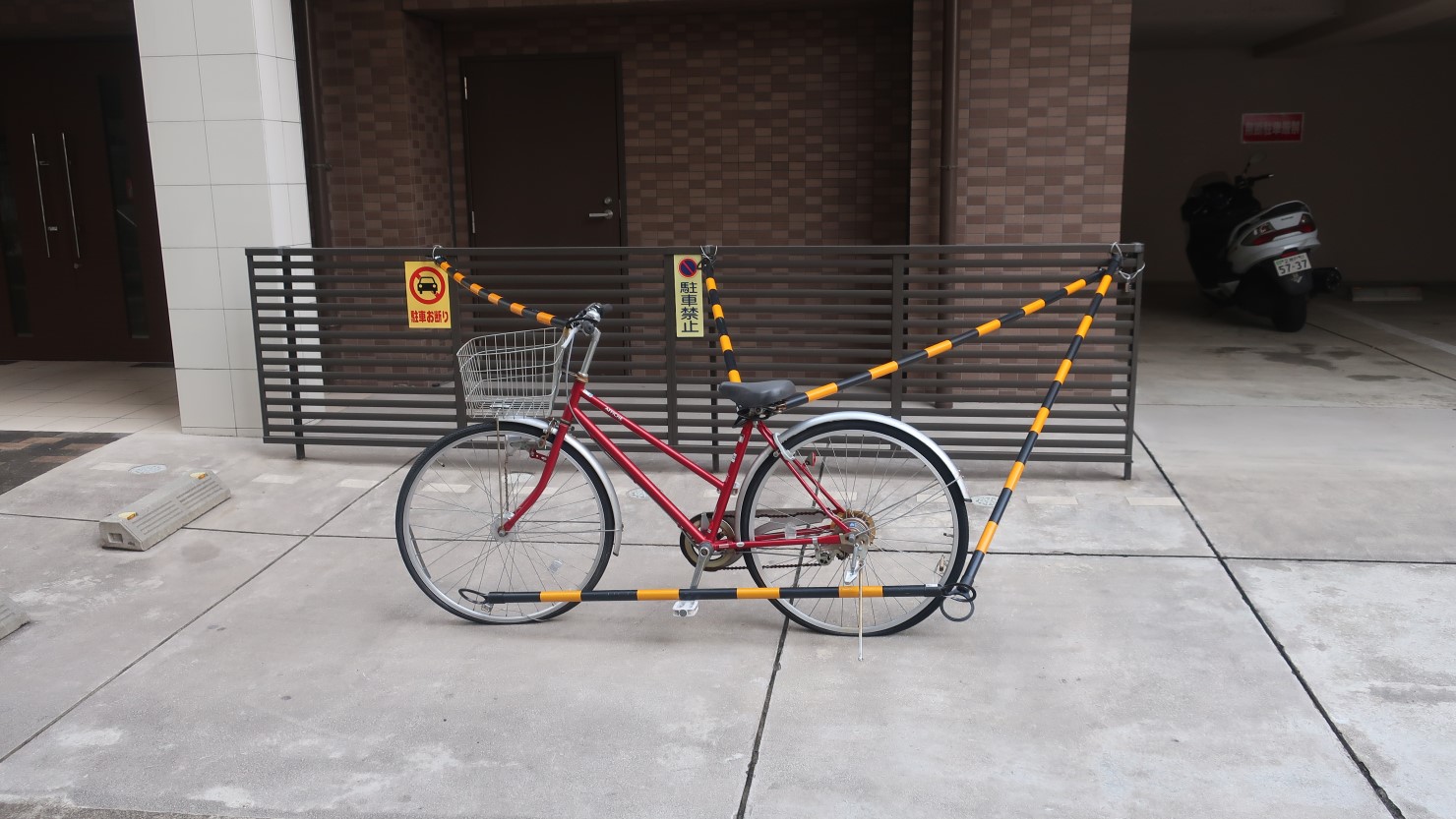 加納町の駐車場を守るように置かれた自転車。自転車盗難防止も兼ねているのか？