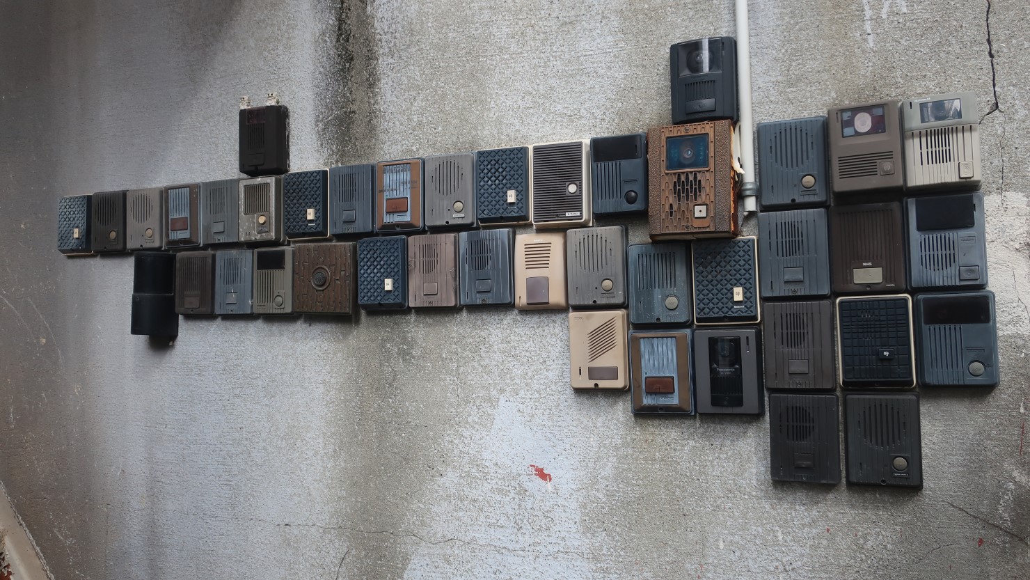 同じく加納町で見つけた、42分の1の確率でつながるインターホン