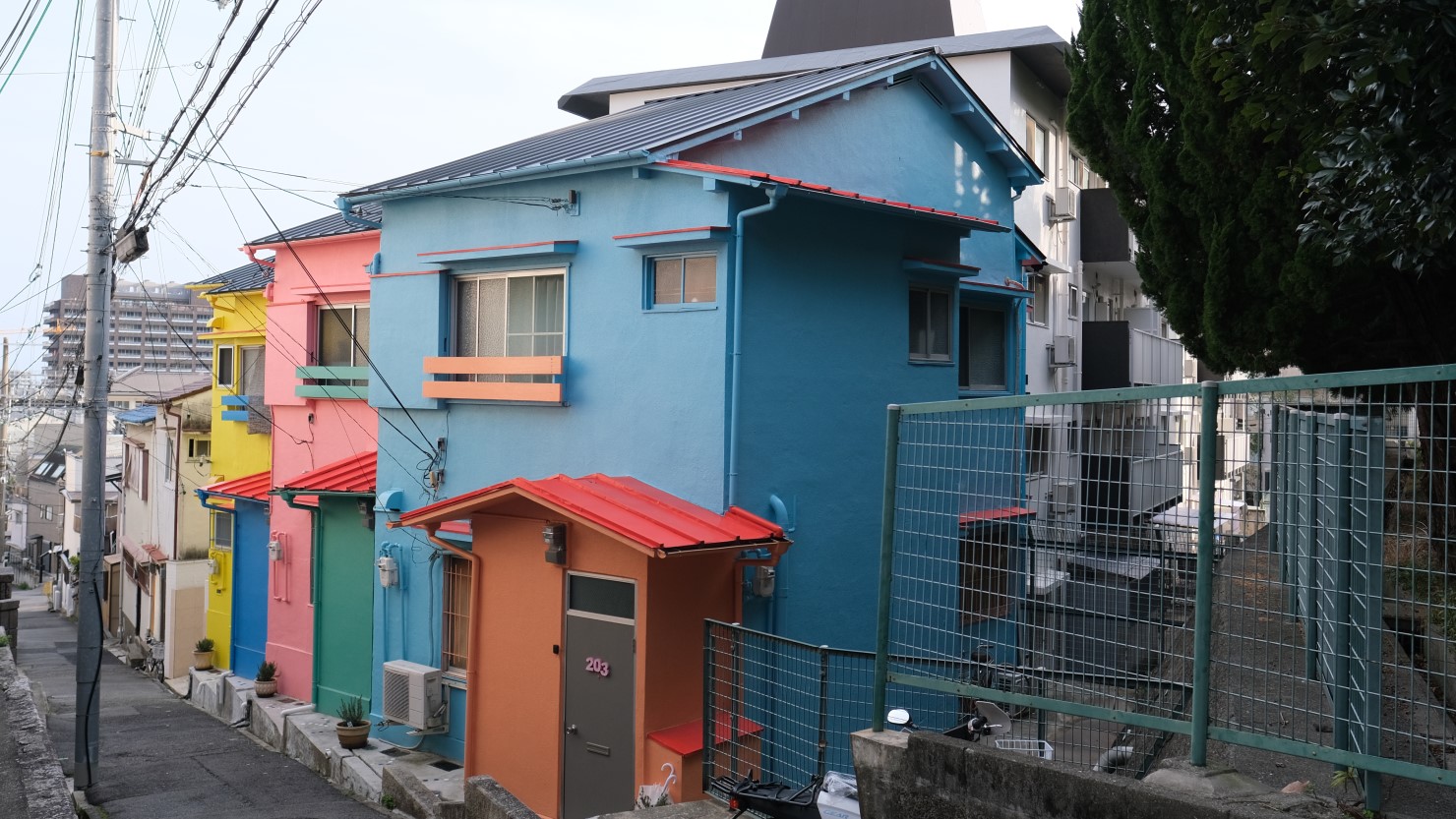 山本通5丁目にあるユニークな住宅群。1階だけど203号室？