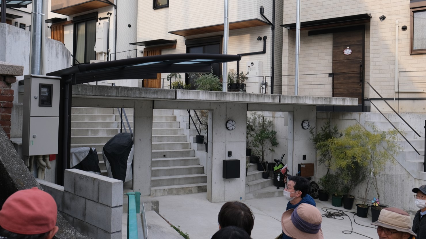 「なぜ階段から入り口をはっきり分けたかったのか？」と参加者も議論した山本通4丁目の住宅