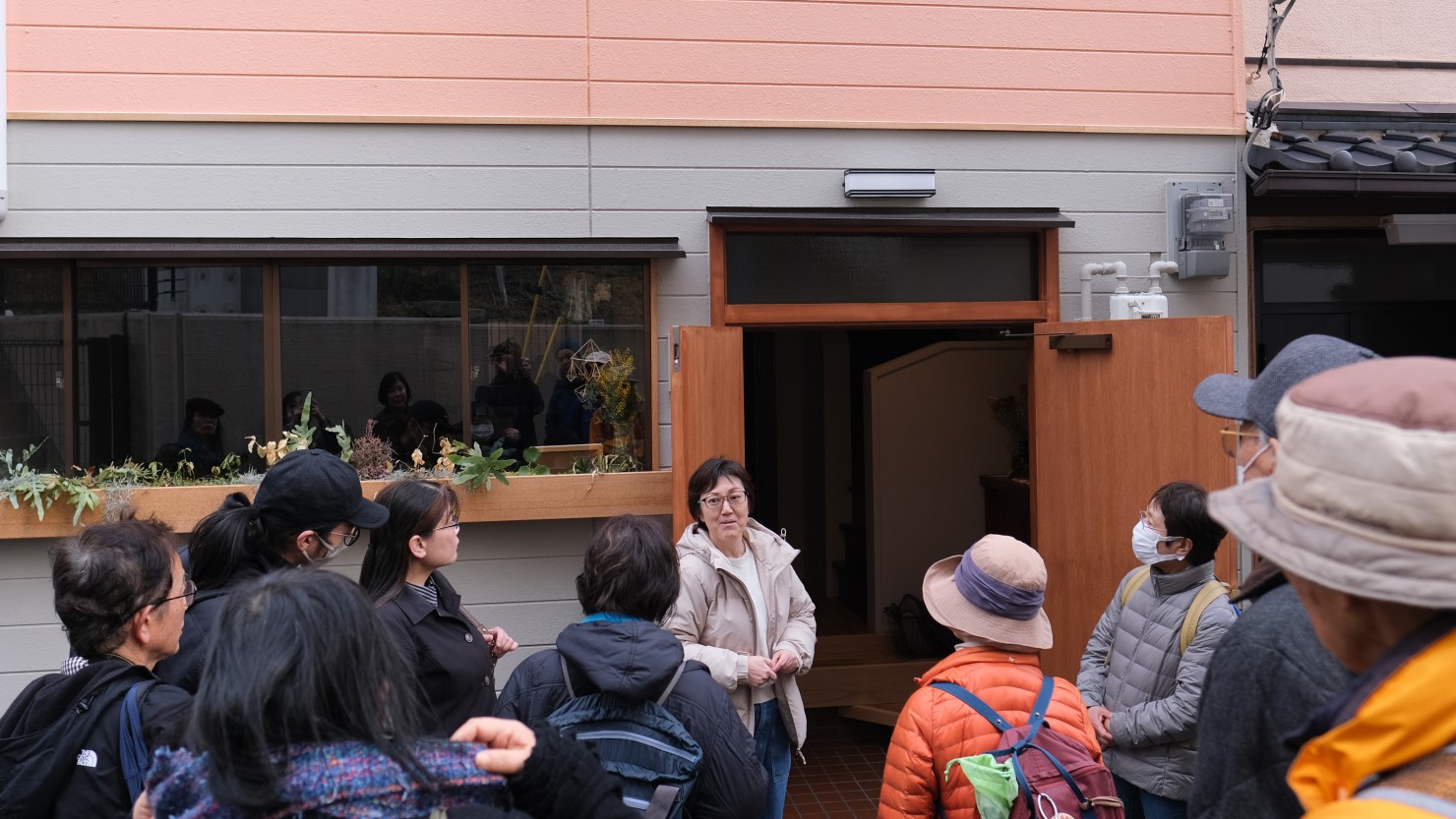 シオプロの小山直基さんの案内で、山本通5丁目のmaison38（國本助産院 別館）へ寄り道。かかりつけの助産師として、このまち出身の國本紘子さんがやさしく接してくれる