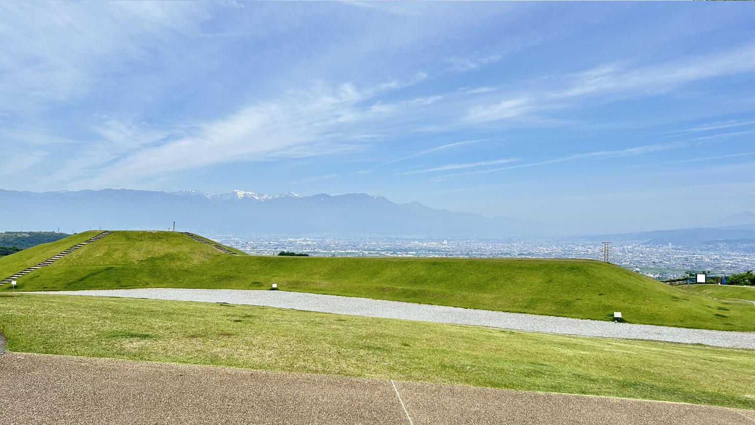 甲府盆地を一望できる古墳も魅力