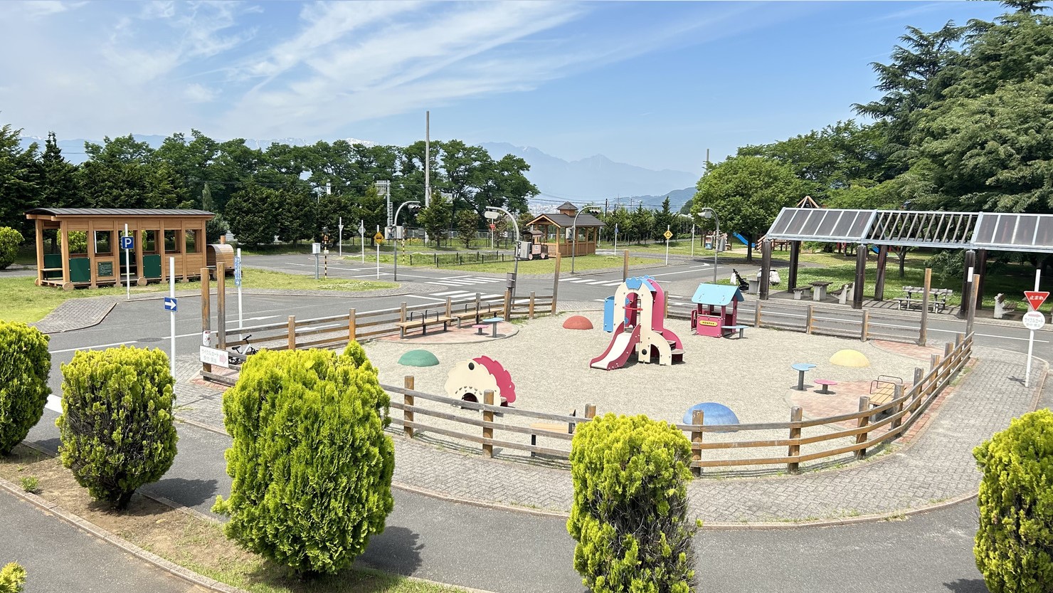 本物のような道路で遊び学べる金川の森の「スポーツの森」