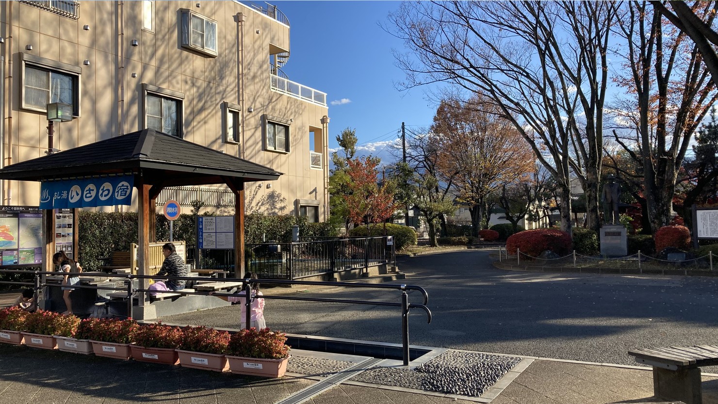 入口に足湯がある石和小林公園