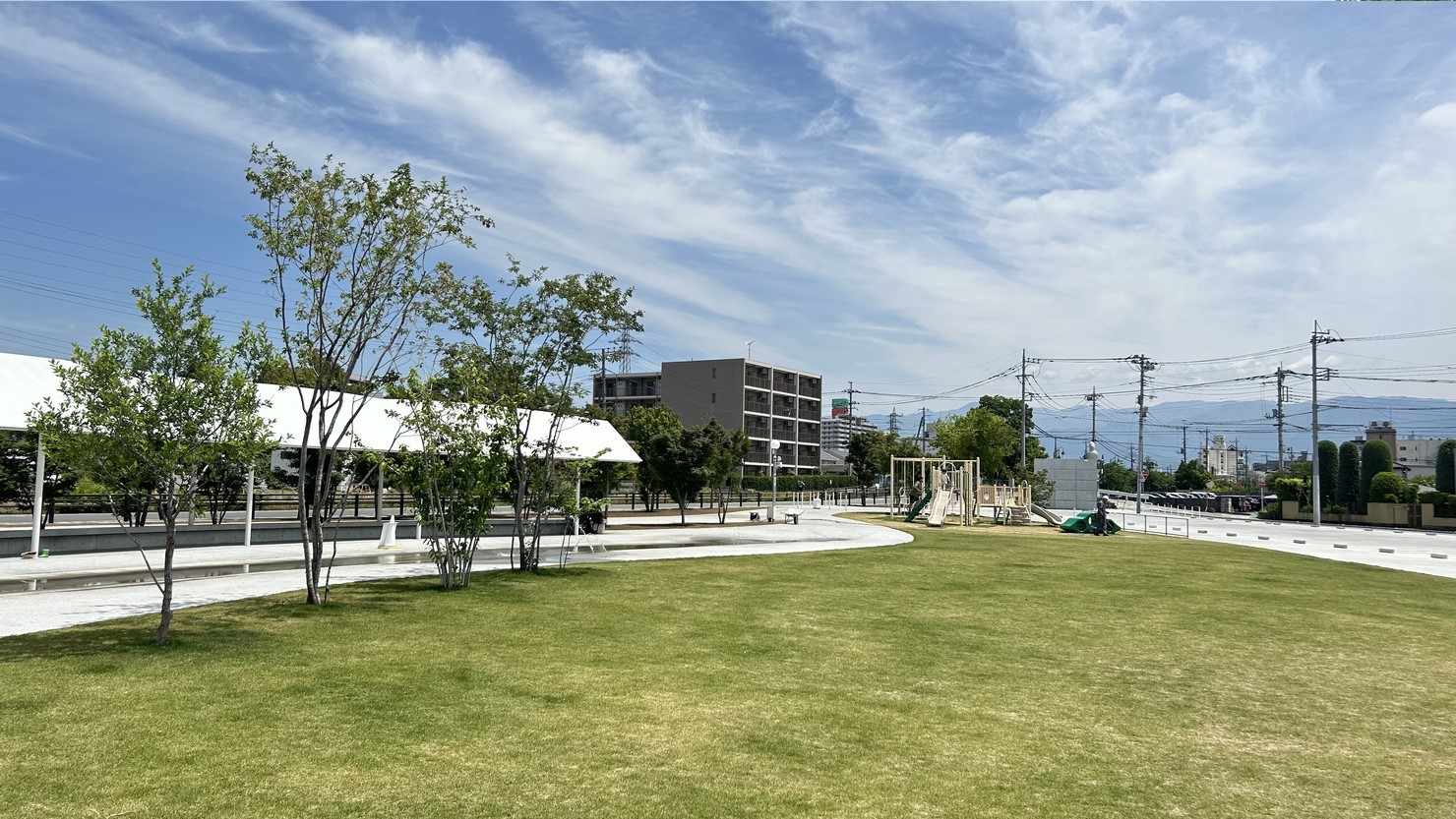 小さい子どもでも安心して遊べる噴水と遊具