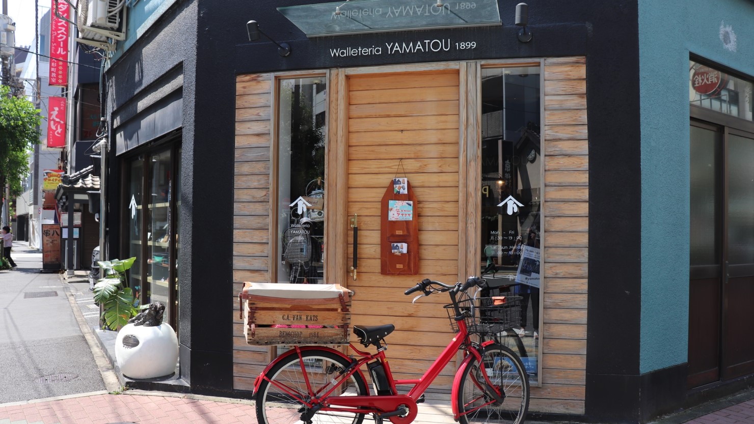 「山藤」の外観。ウッド調でとてもオシャレです。