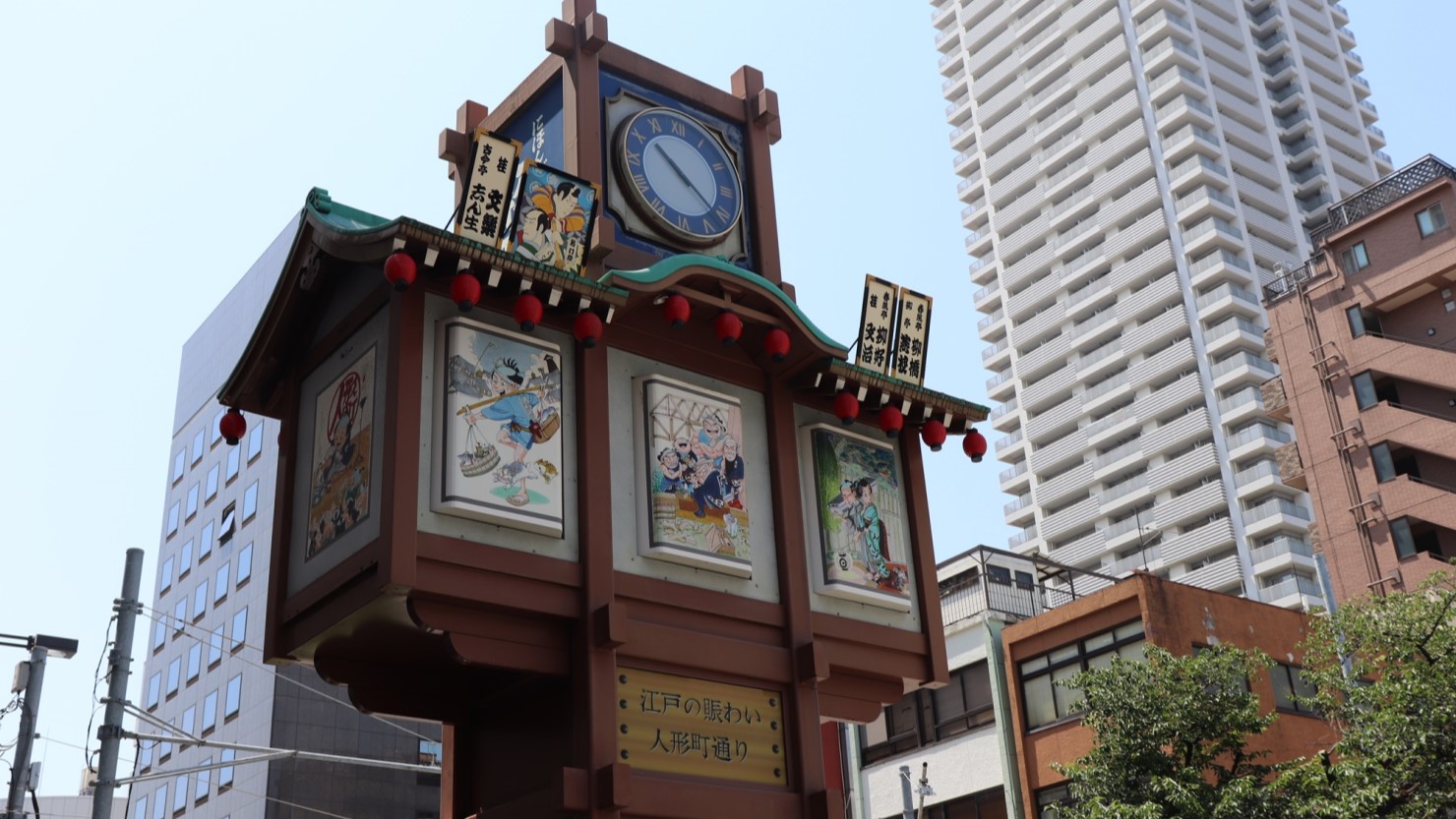 人形町からくり櫓。タワーマンションとのコントラストが新鮮。