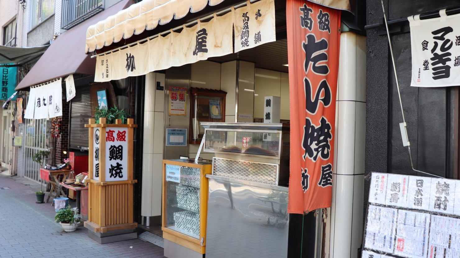 「柳屋」の外観。行列ができていることが多いです。