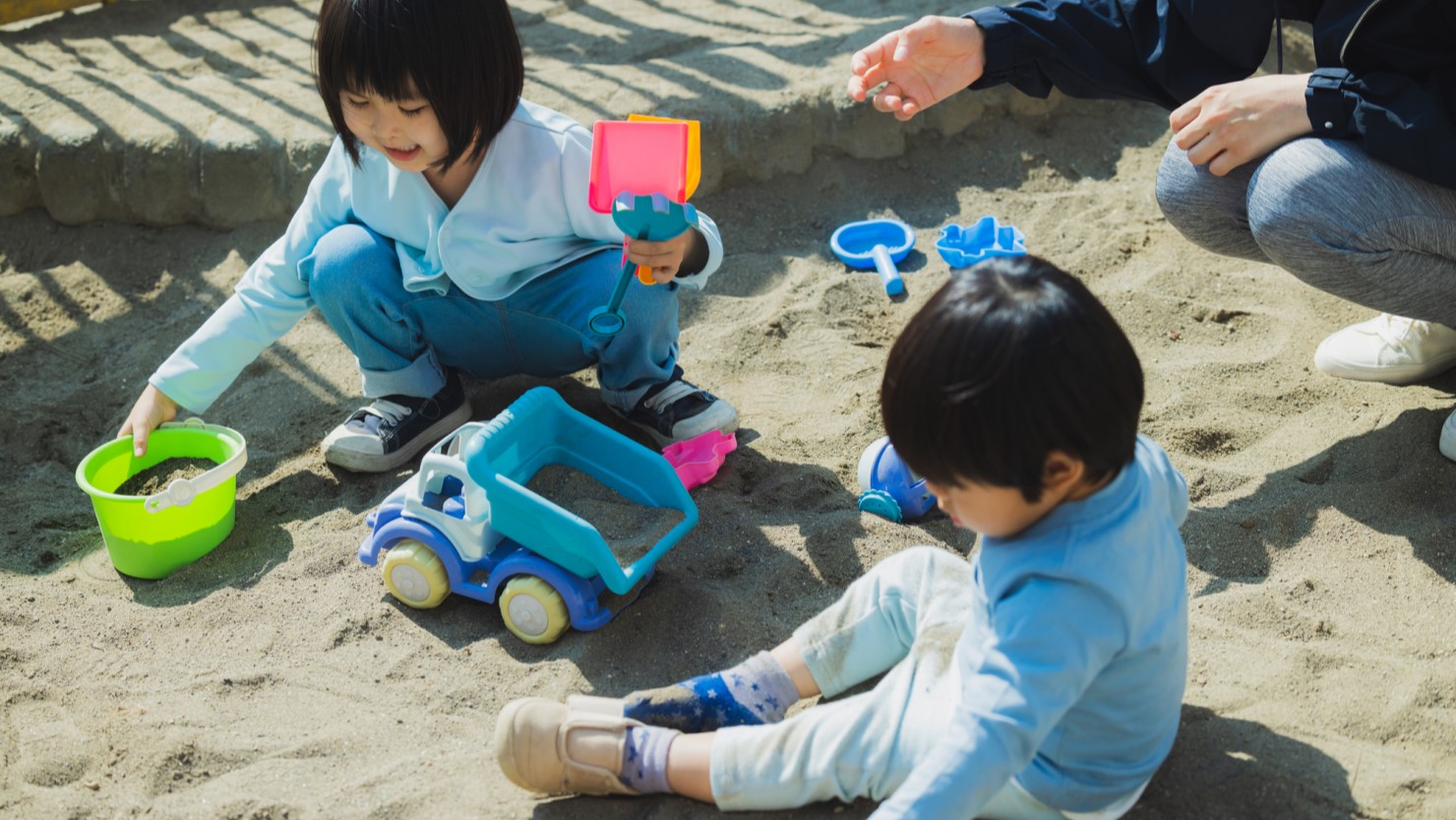 砂場で遊ぶ子ども