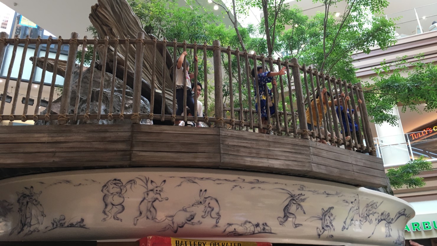 アリオの中にある巨大オブジェで遊んでいるところ