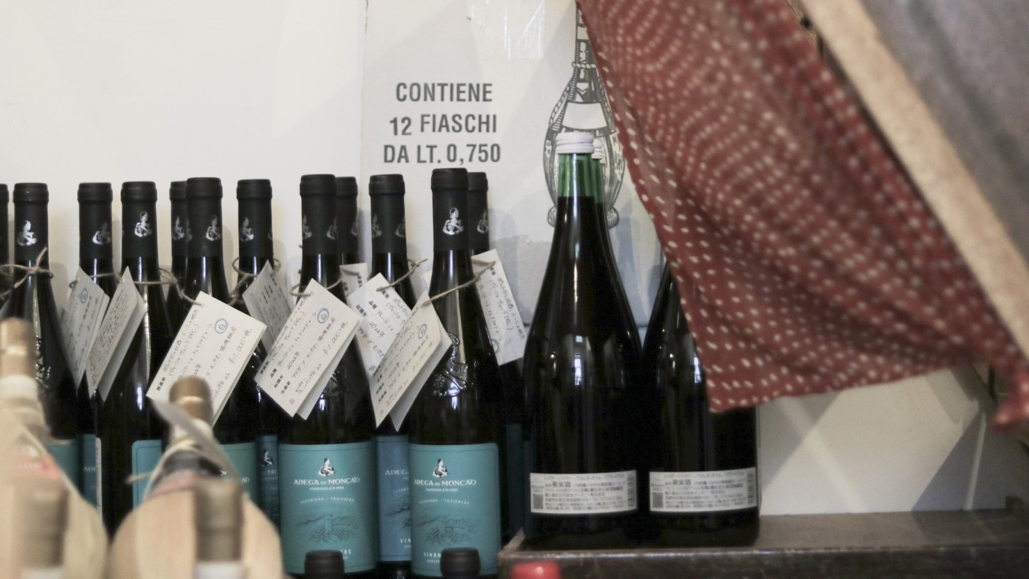 左に写っているのはポルトガル産の微発泡白「ヴィーニョ・ヴェルデ」。「いろいろ飲んでここに戻ってくるお客さんが多いです」とのこと。暑い季節はビール代わりに冷蔵庫に常備必須。1,100円(税込)