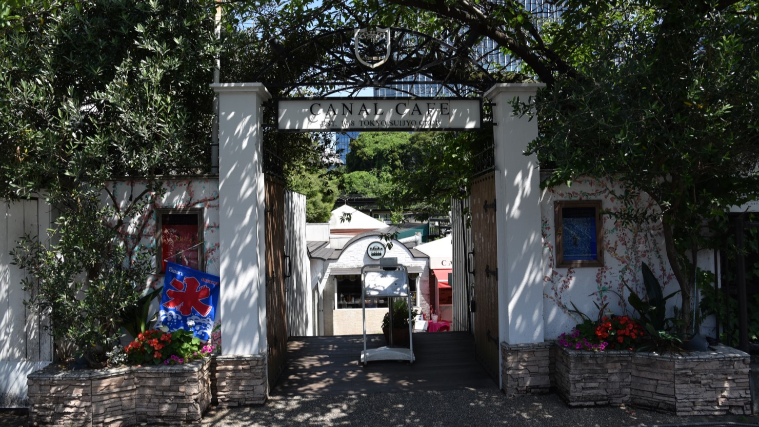 さわやかな風にあたりながらくつろげるCANAL CAFE