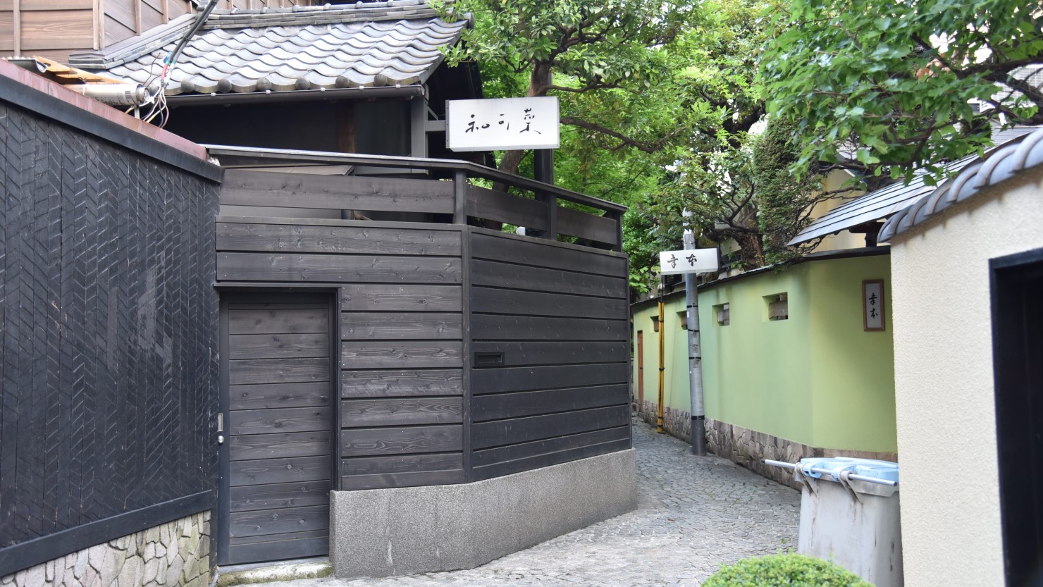 風情のある裏路地が多くあります