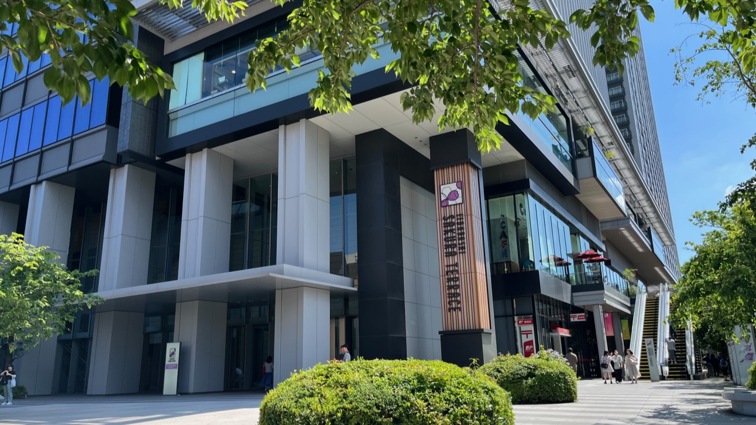 買い物や食事に便利な「飯田橋サクラテラス」