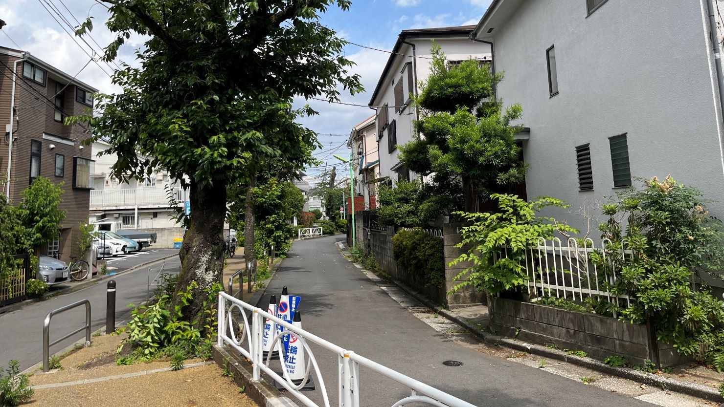 自由が丘駅から徒歩で5分ほど離れると騒々しさとは無縁な閑静な住宅街へと続く