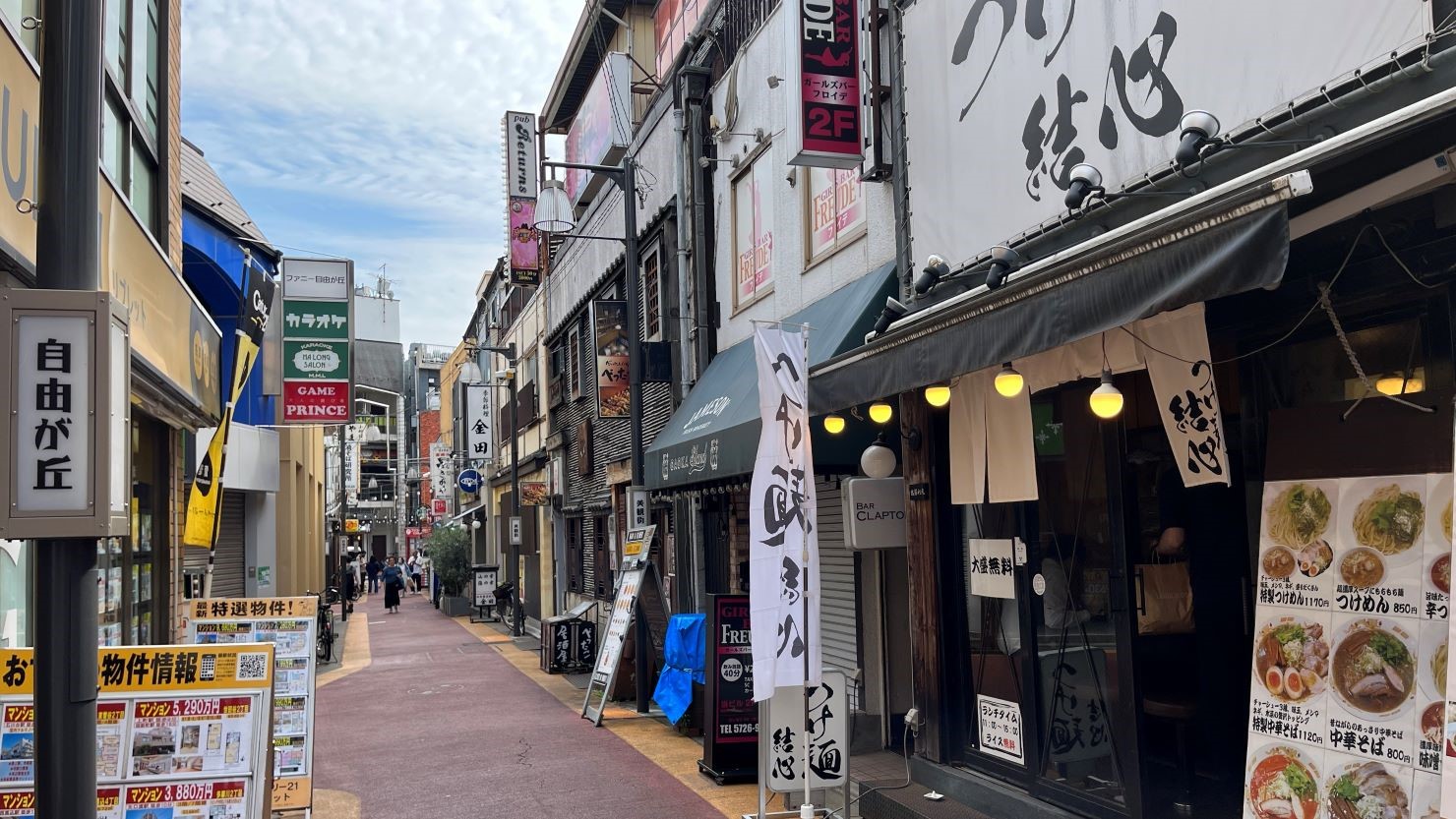 北口を出てすぐの小道には飲食店が並んでいる