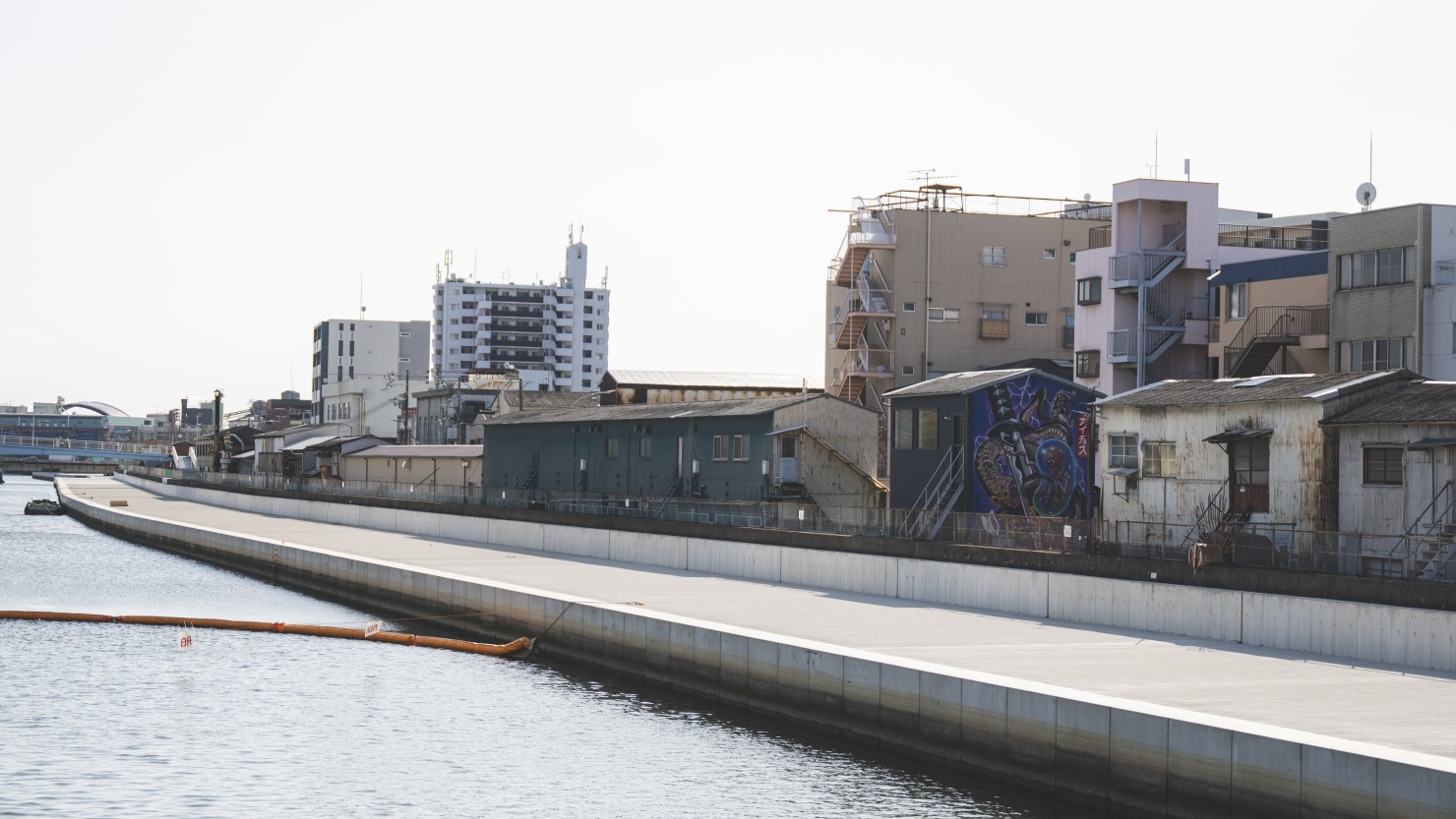 葛飾北斎からも影響を受けたNychos(ナイチョス)による神話的な絵が描かれている