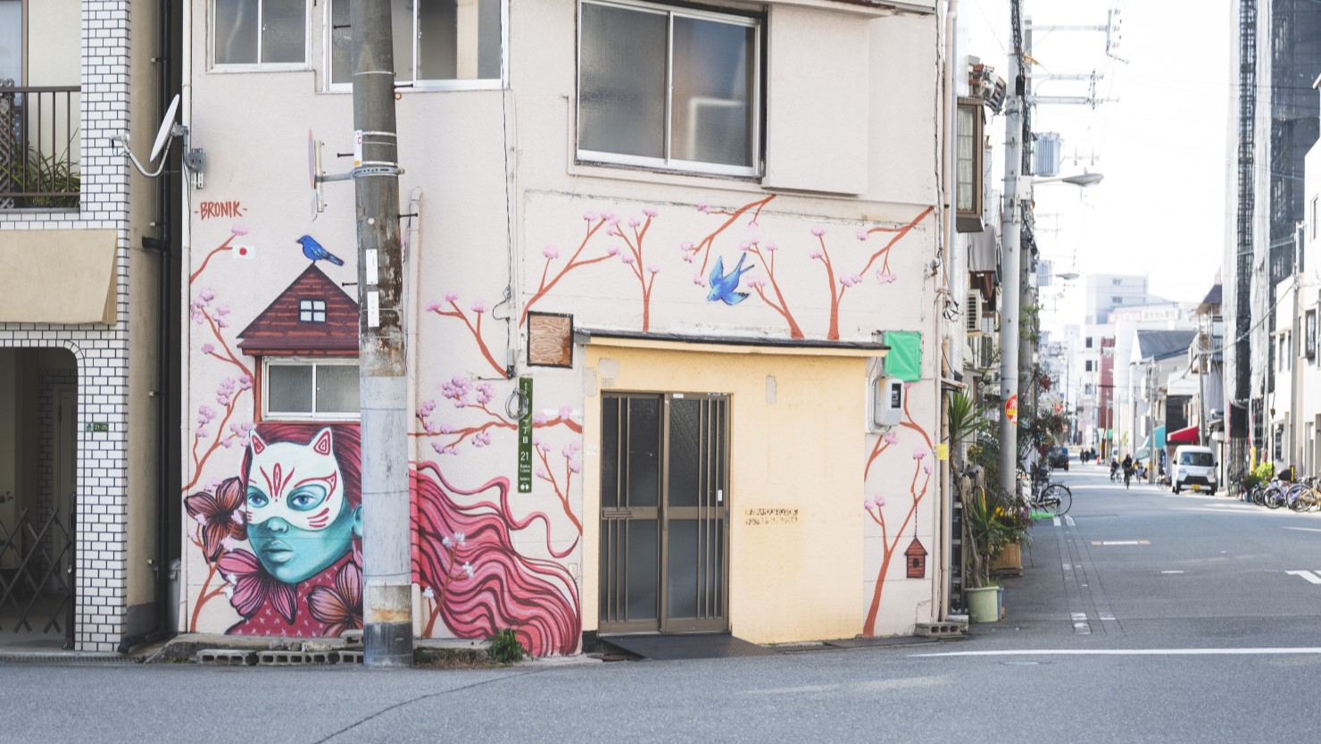 壁画というと建物の側面などに描かれているのをよく見かけるけれど、この家の場合は、正面に