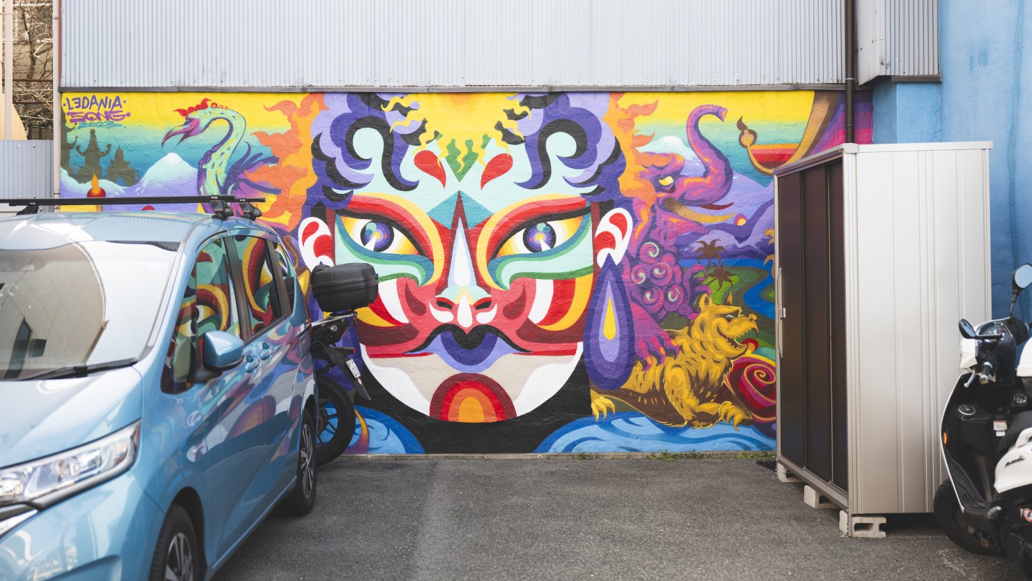 コロンビアとシンガポールの作家、レダニアさんとソングさんの作品